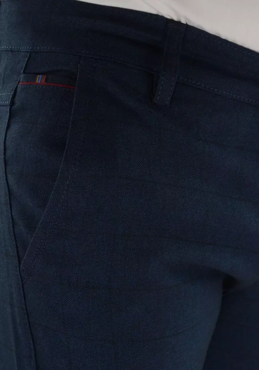 Granatowe, eleganckie spodnie męskie w niewielką kratę M131