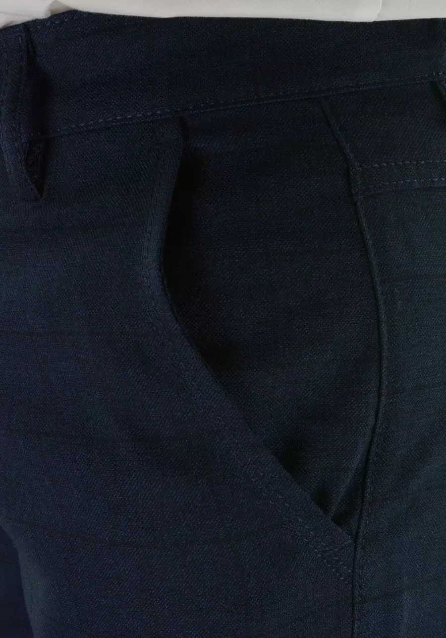 Granatowe, eleganckie spodnie męskie w niewielką kratę M131