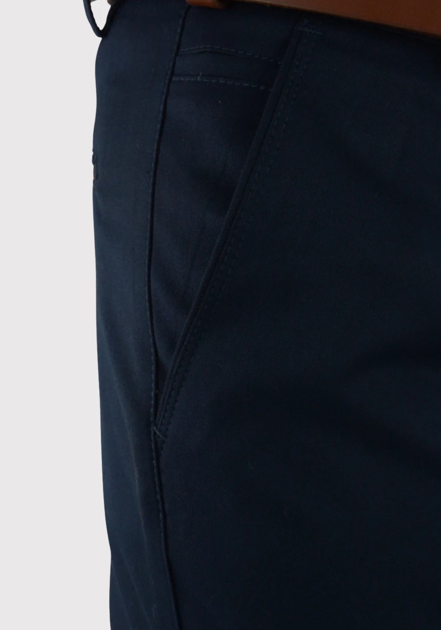 Spodnie męskie granatowe, eleganckie, elastyczne chinosy. Lekko zwężane nogawki M163