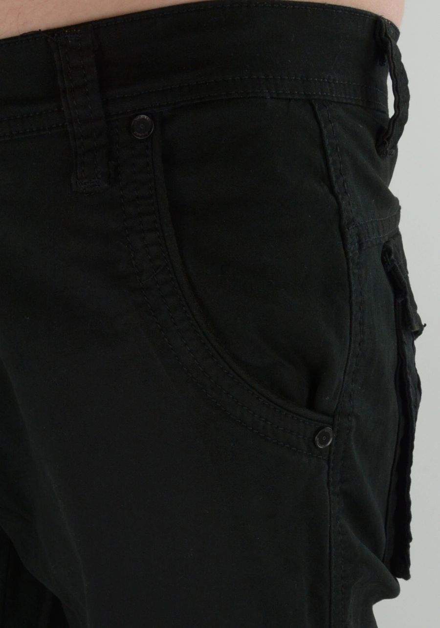 Czarne spodnie męskie bojówki z bocznymi kieszeniami M030