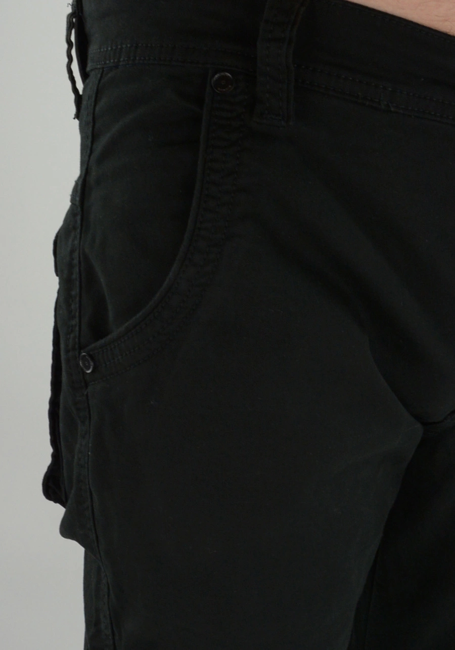 Czarne spodnie męskie bojówki z bocznymi kieszeniami M030
