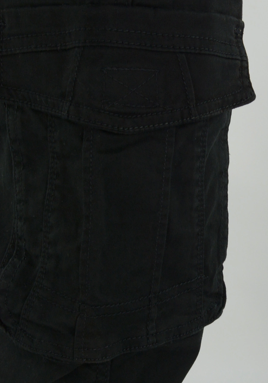 Czarne spodnie męskie bojówki z bocznymi kieszeniami M030
