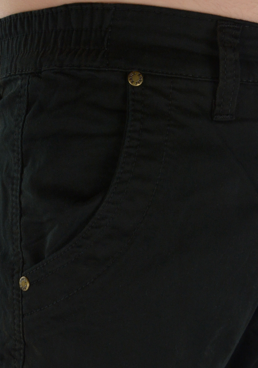 Czarne spodnie męskie bojówki, elastyczny materiał M085