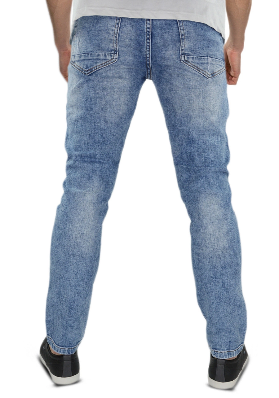 Jasnoniebieskie jeansy męskie slim fit z przetarciami M081