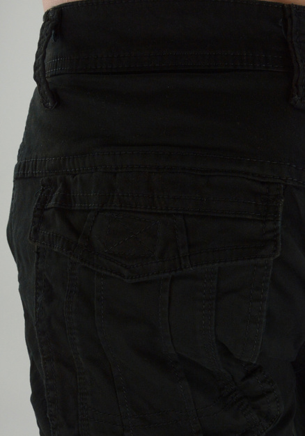 Czarne spodnie męskie bojówki z bocznymi kieszeniami M030